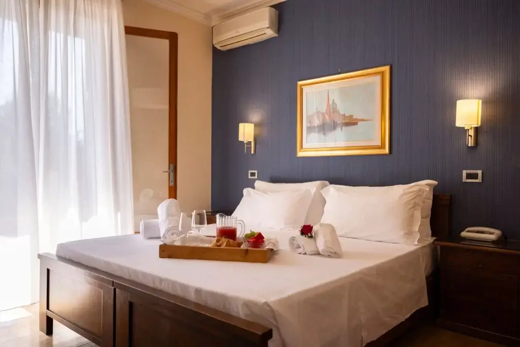 Camera da letto elegante con letto matrimoniale e vassoio per la colazione.