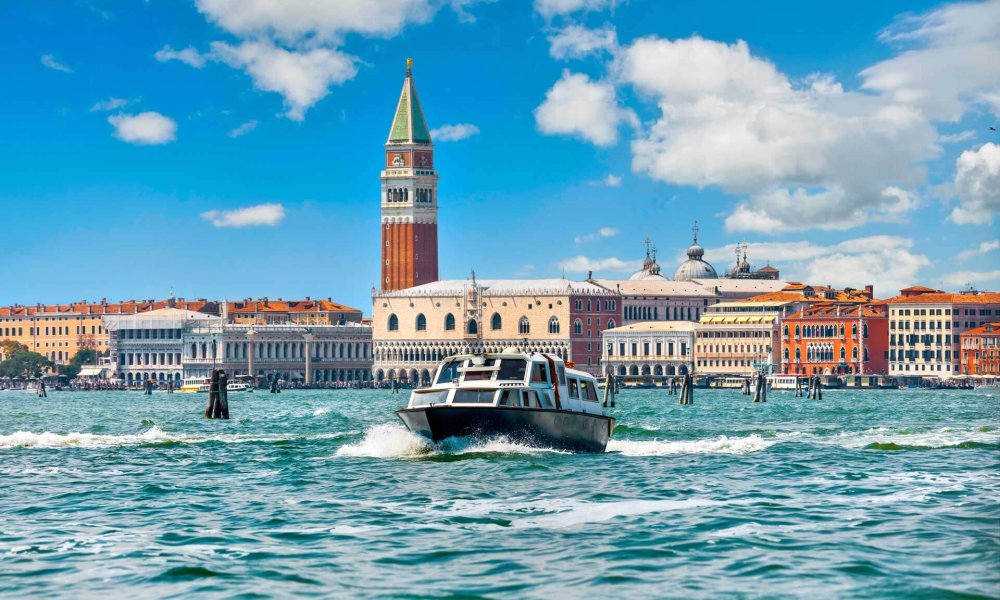 Immagine di una barca che naviga davanti a Piazza San Marco a Venezia.