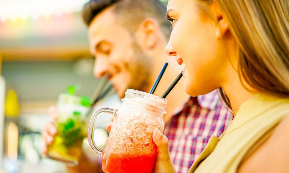 Due persone che bevono cocktail rinfrescanti in un ambiente all'aperto.